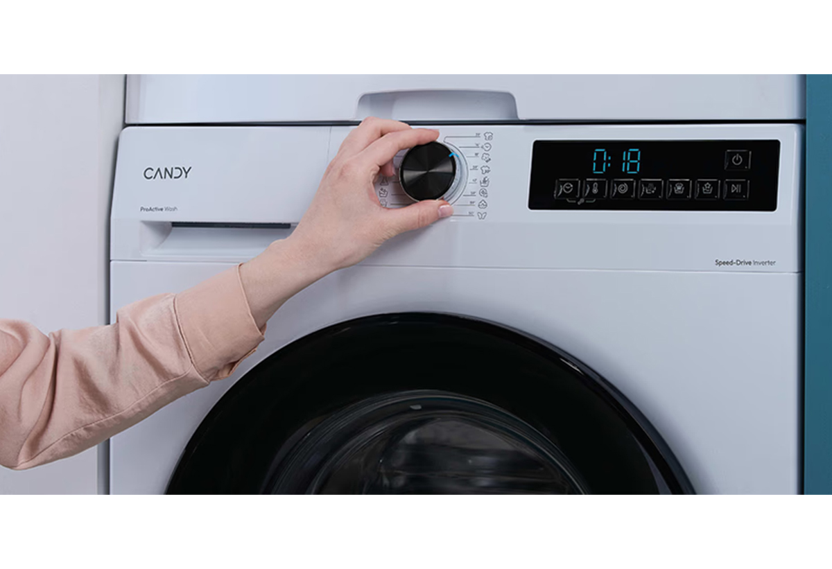 Απεικονίζεται χέρι να ρυθμίζει πρόγραμμα στη συσκευή.